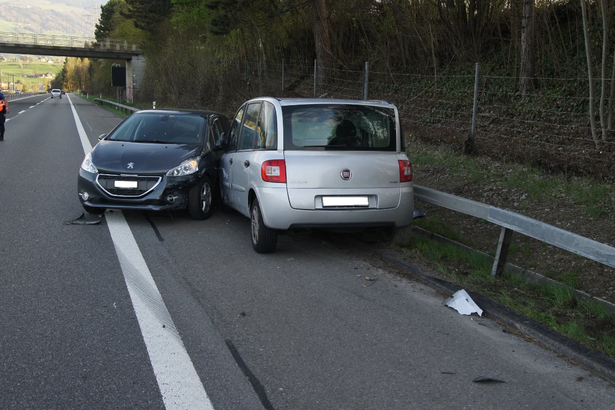 Bei Spurwechsel auf der A4 bei Risch kollidiert