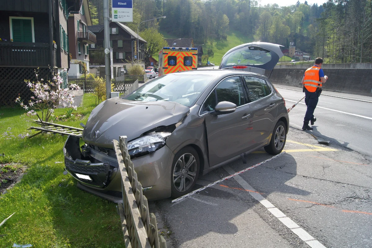Unterägeri: Selbstkollision endet in Gartenzaun