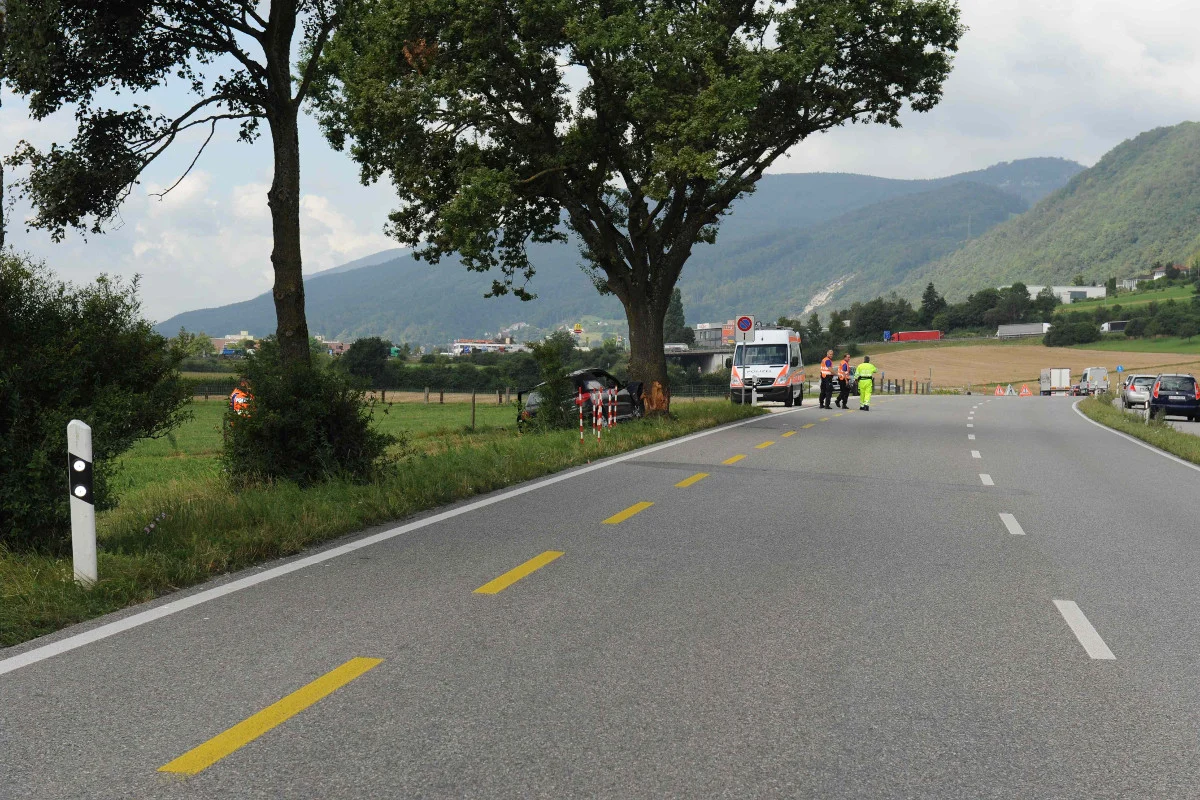 Egerkingen SO: Autofahrer prallt gegen Baum - schwer verletzt