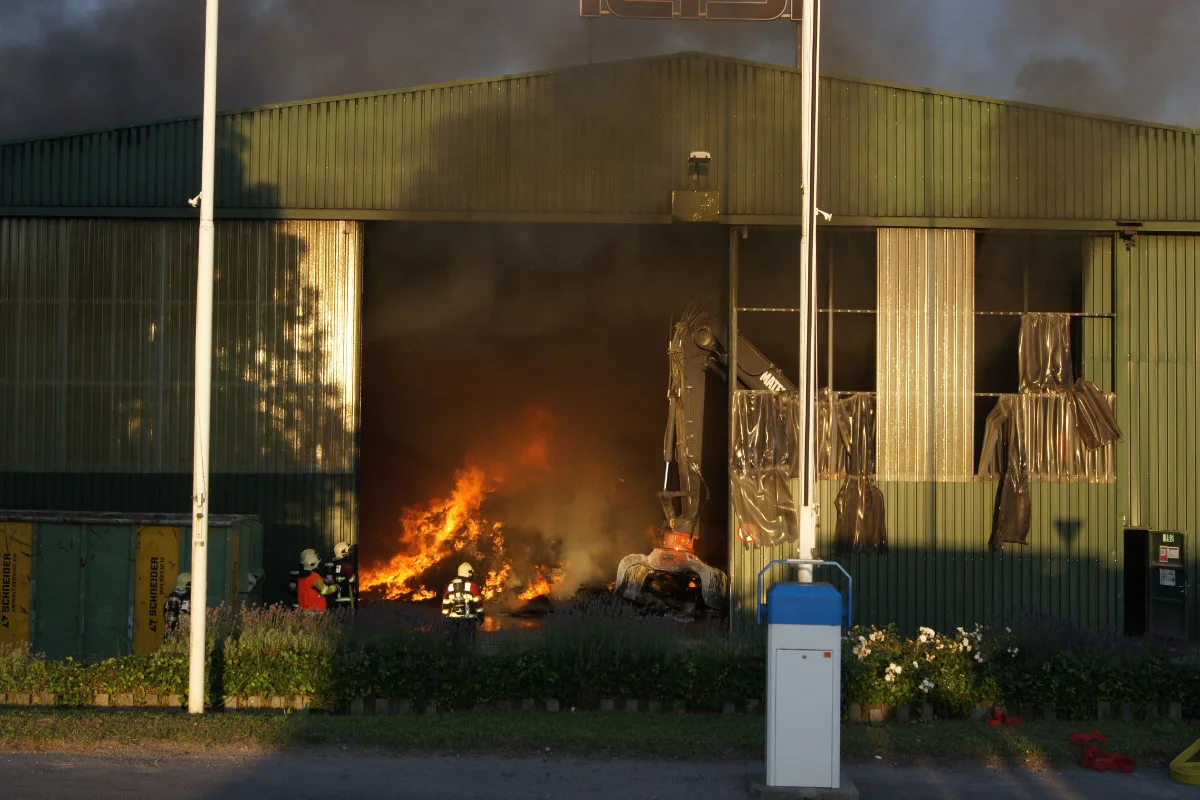 Baar ZG: Feuer in Entsorgungsanlage ausgebrochen