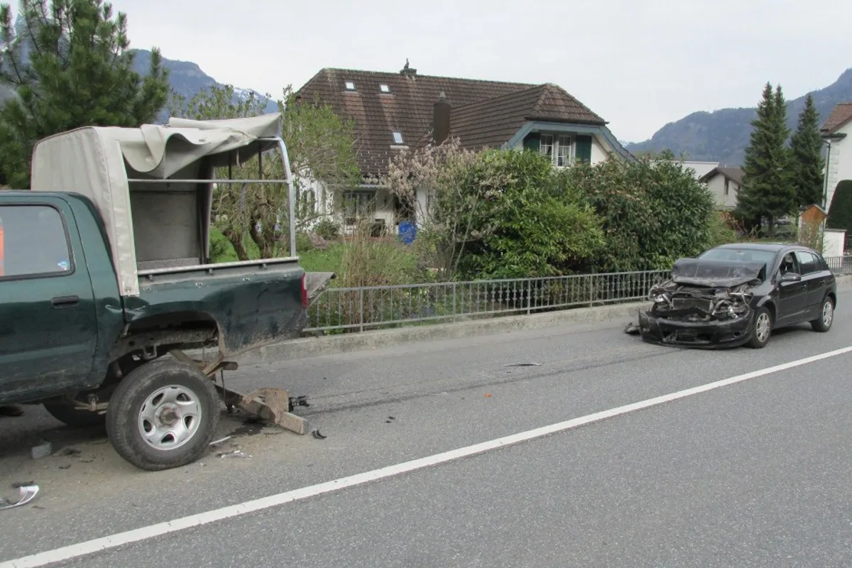 Auffahrcrash mit vier Fahrzeugen in Niederurnen