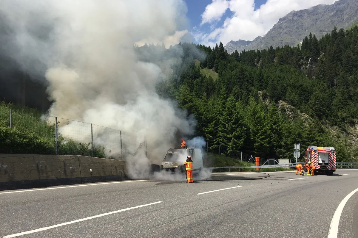 Pian San Giacomo GR - Brennender Lieferwagen auf der A13