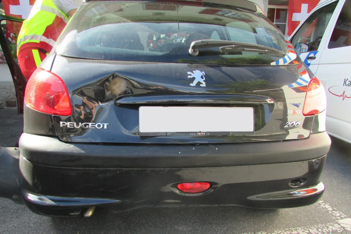 Netstal GL - Autofahrerin bei Auffahrunfall verletzt