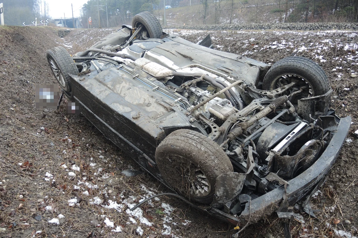 Totalschaden nach Alleinunfall in Winterthur