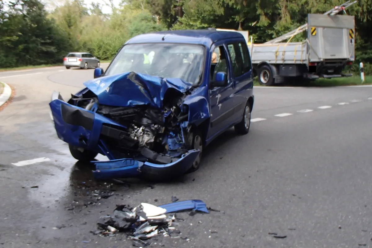 Vortritt missachtet! Lastwagen und Auto in Buchs kollidiert