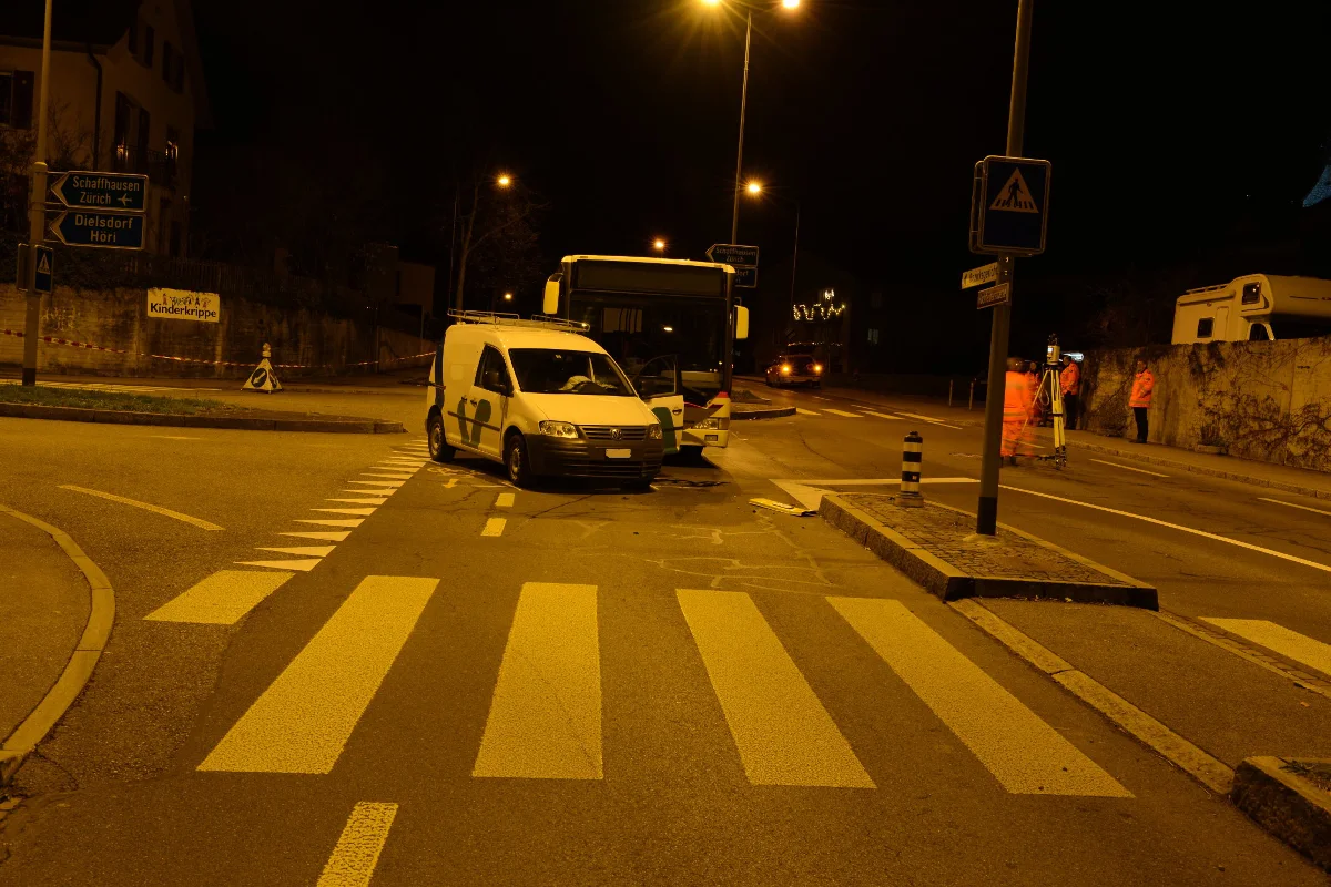 In Bülach mit Postauto kollidiert - drei Verletzte