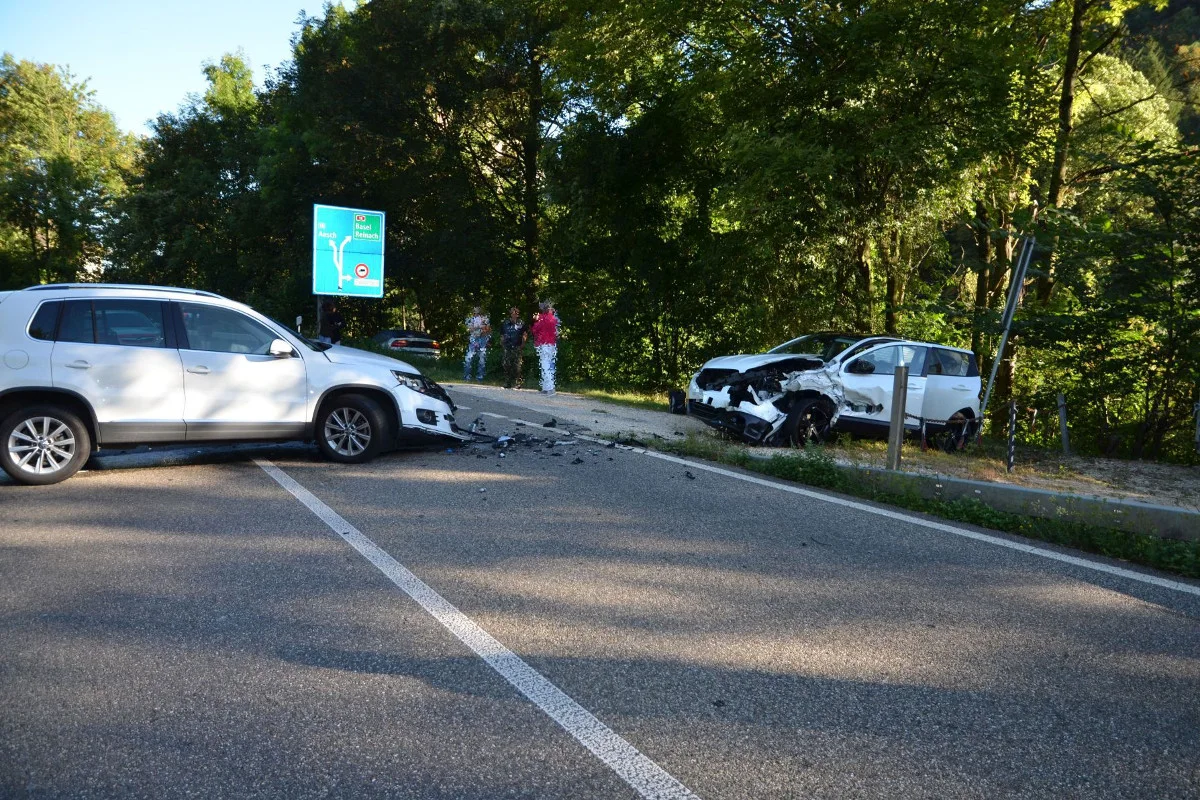 Kind (2) an Bord! Grosser Sachschaden nach Crash in Duggingen BL