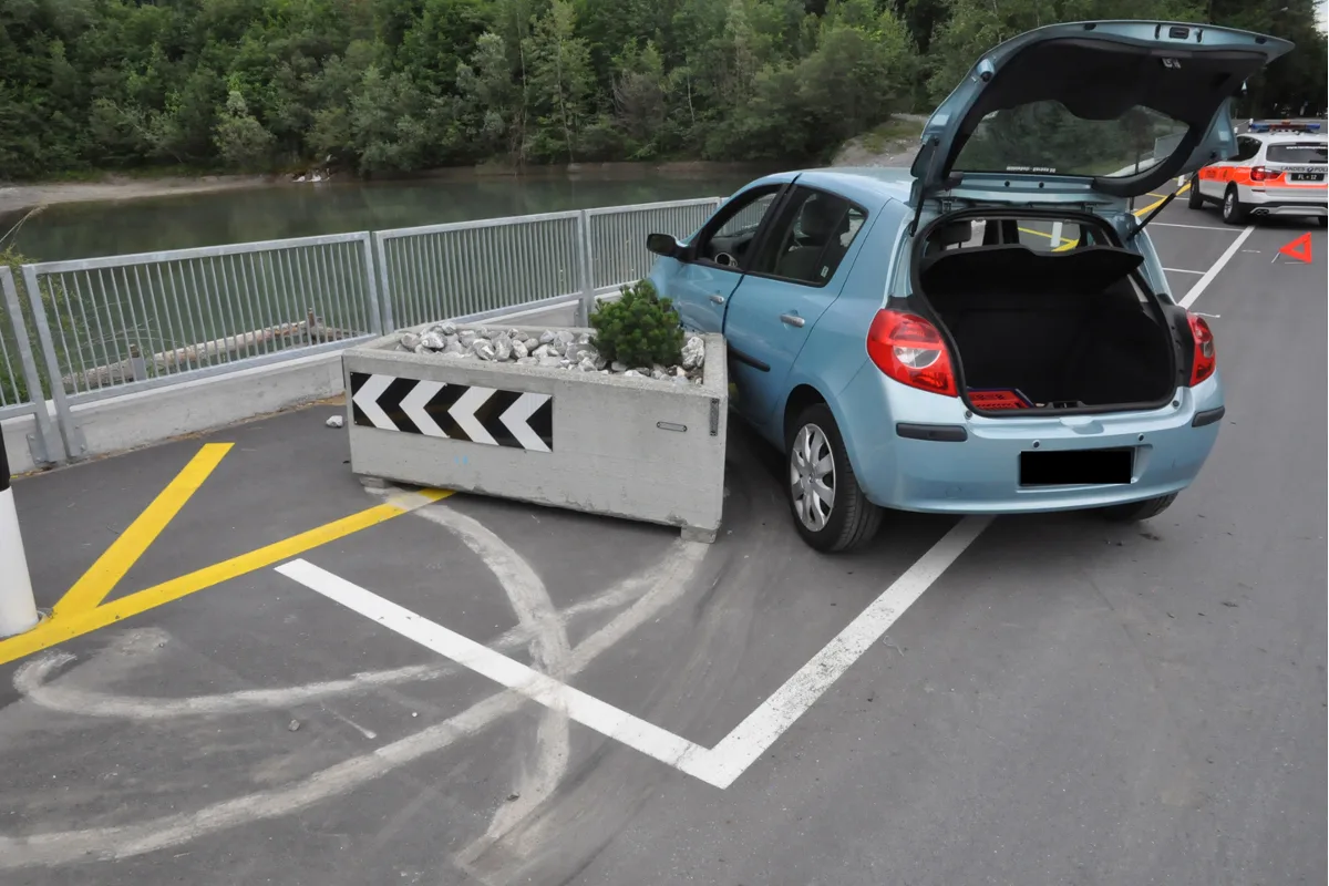 Vaduz FL - Autofahrer rammt Betonelement