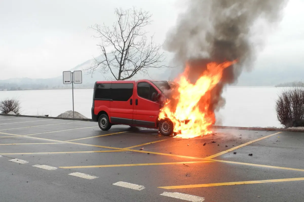 Lauerz SZ: Lieferwagen brennt aus