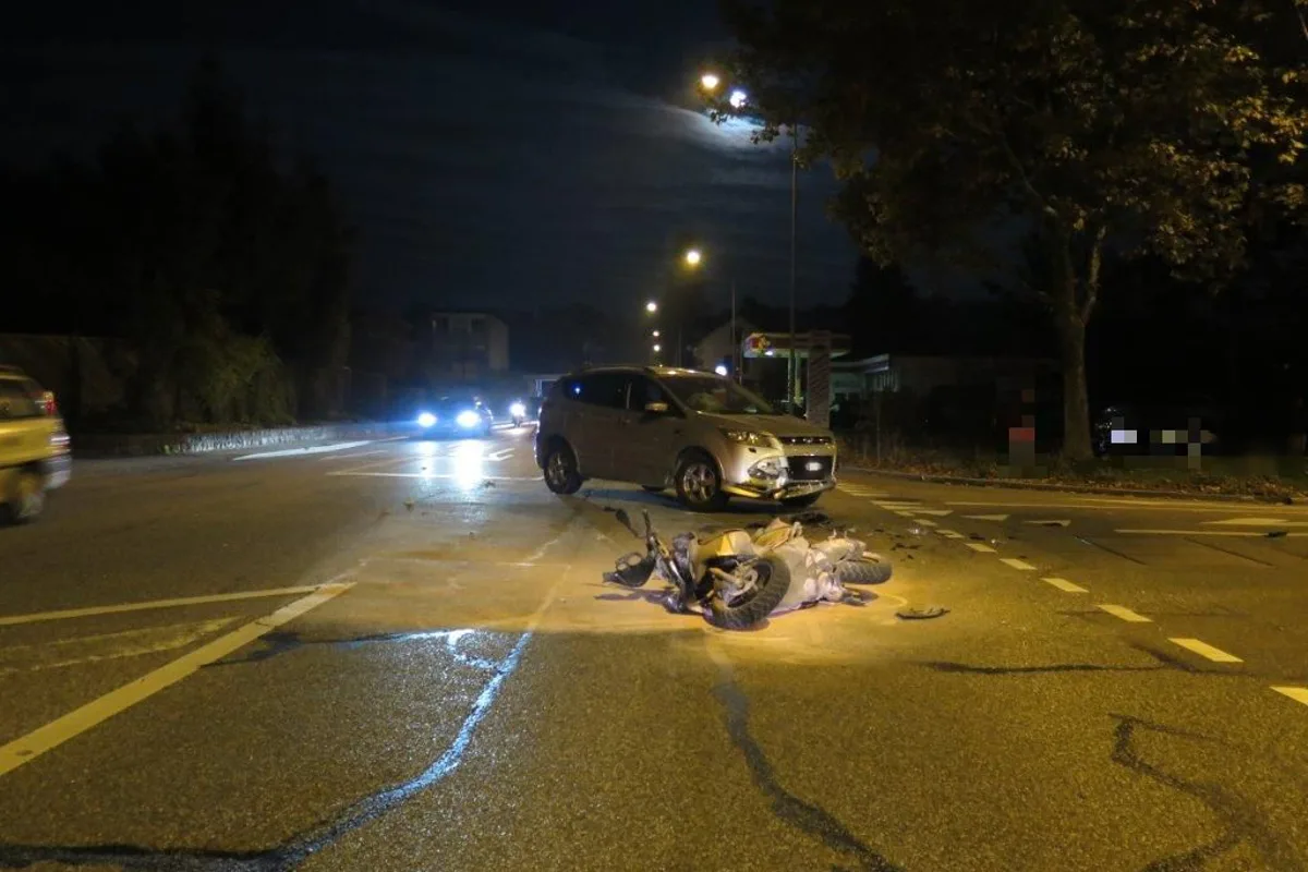Kollision zwischen Töff und Auto in Laufen