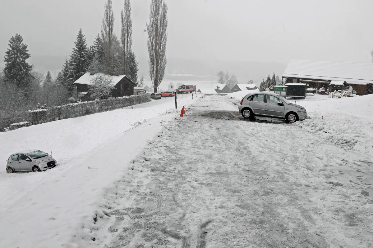 Dierikon LU - Auf schneebedeckter Fahrbahn heftig zusammengeprallt