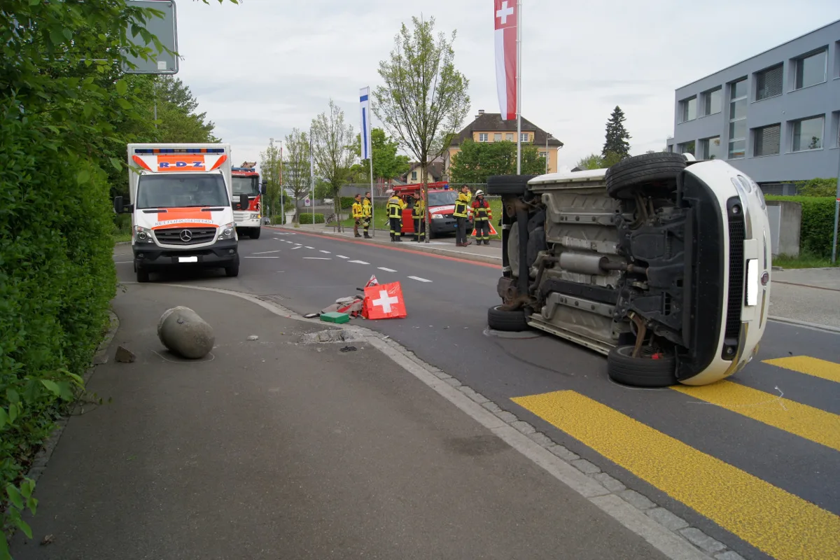 Steinhausen: Auto nach Kollision mit Poller umgekippt