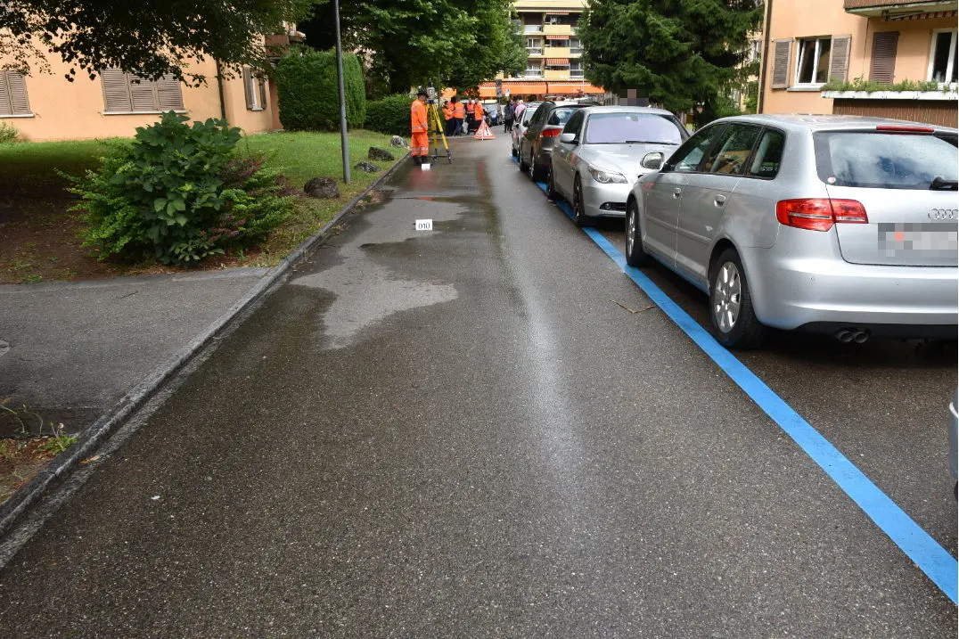 Dietikon ZH - Kind von Auto erfasst und leicht verletzt