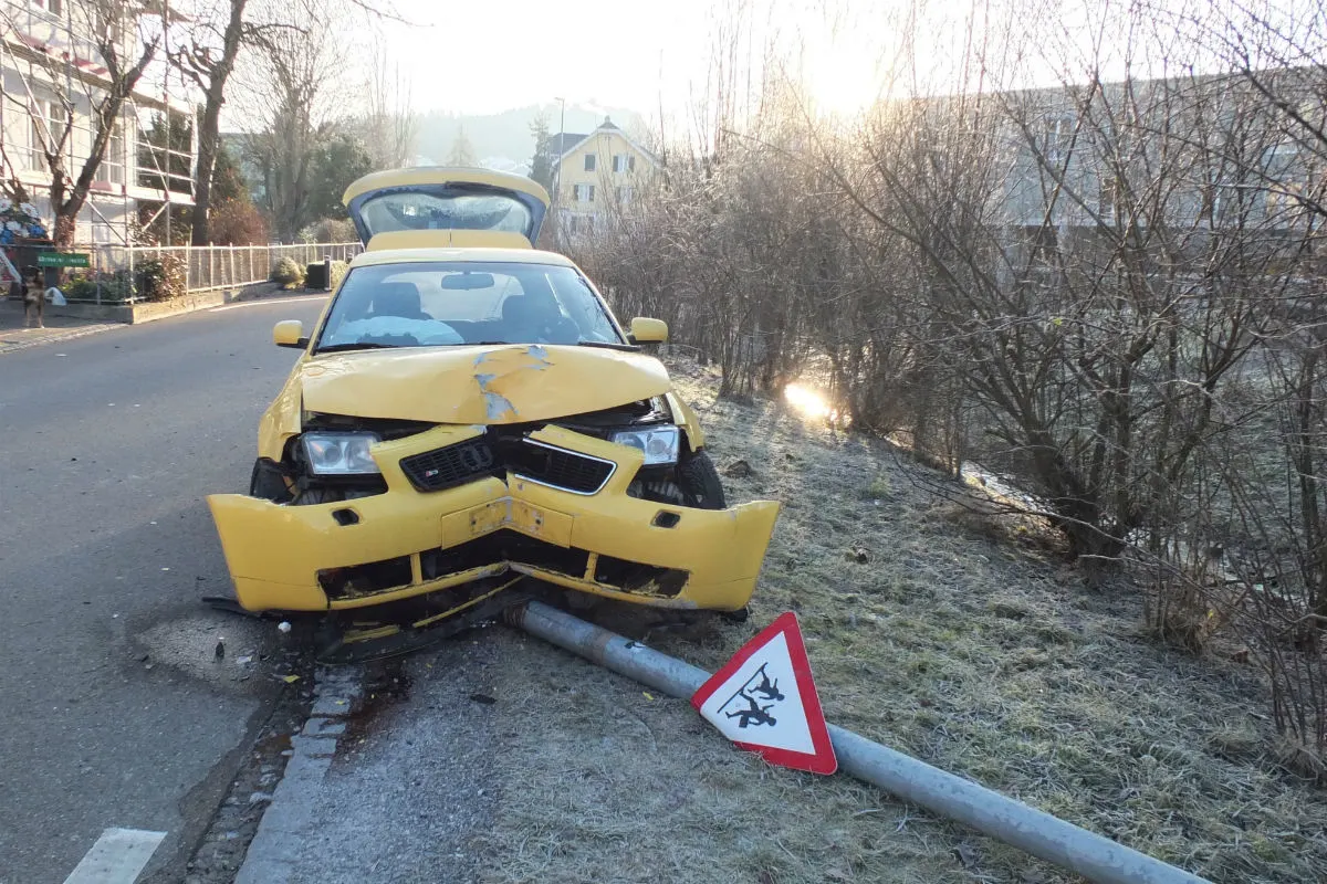 Flawil SG - Junger Autofahrer prallt in Strassenlaterne