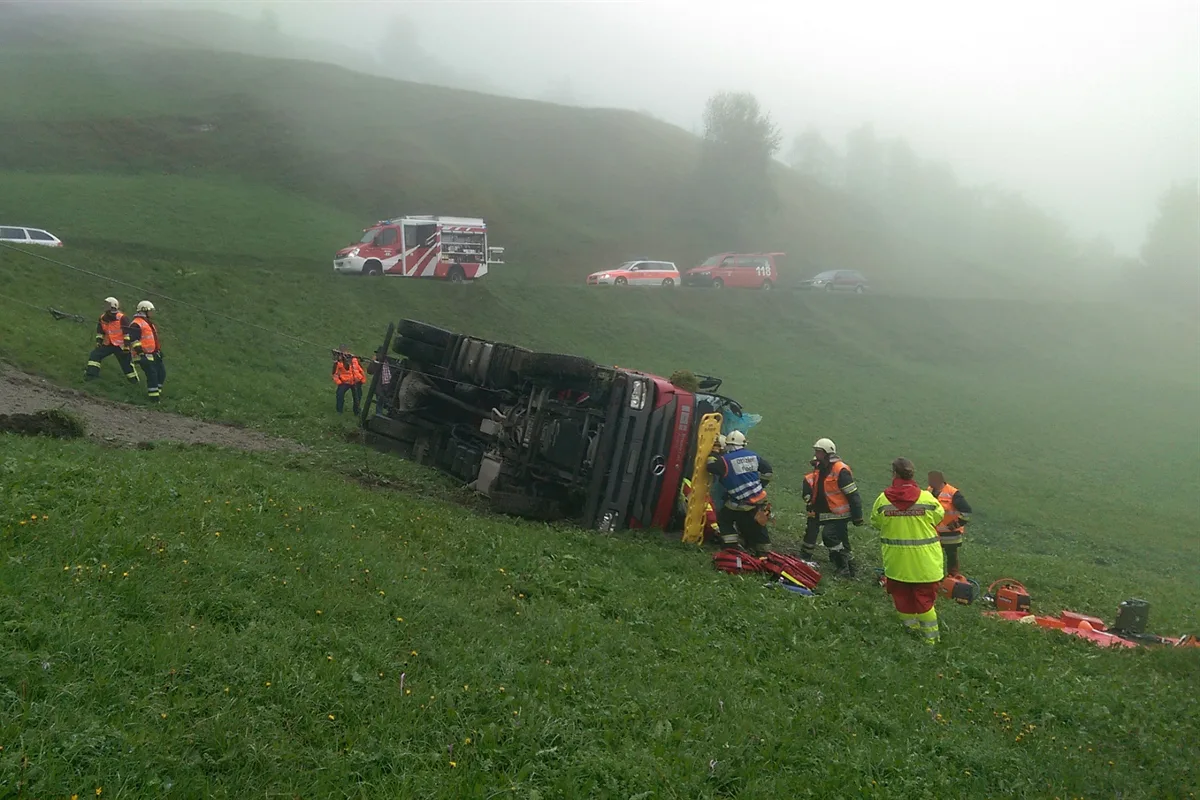 Fardün: Lastwagenchauffeur nach Selbstunfall eingeklemmt 