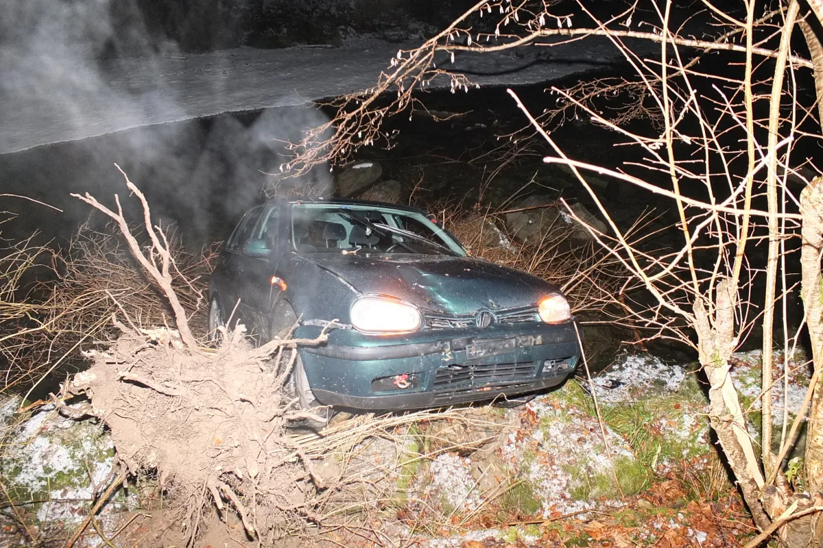 Mogelsberg SG - Mit Auto in Bachbett gerutscht