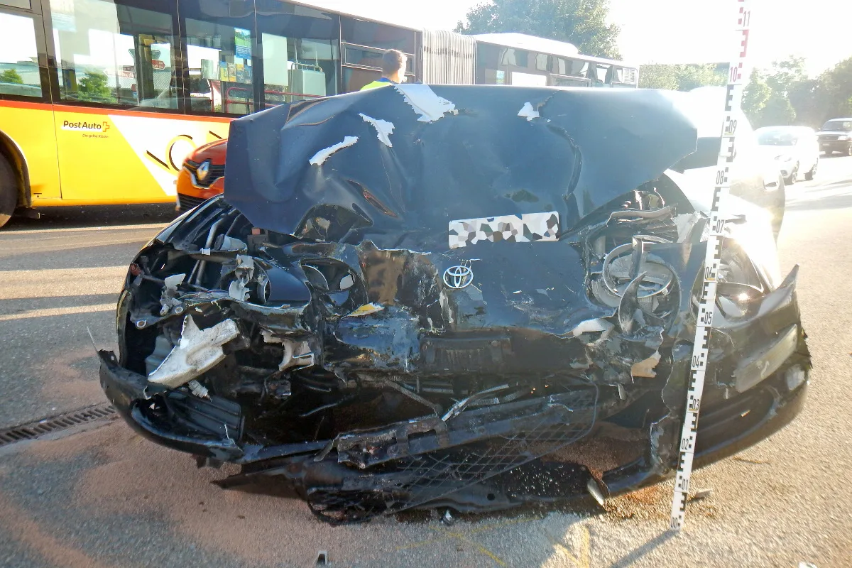 Zwei Verletzte bei Crash zwischen Pkw und Postauto in Arbon