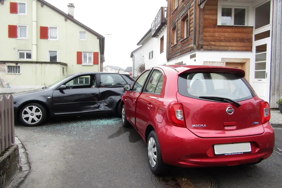 Niederurnen GL - Autos kollidieren bei Kreuzung