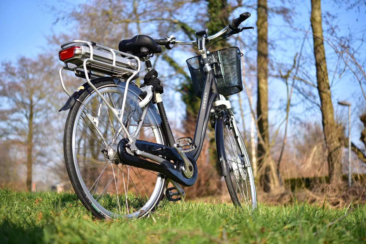 Trübbach SG - E-Bikerin verletzt sich bei Kollision mit Auto