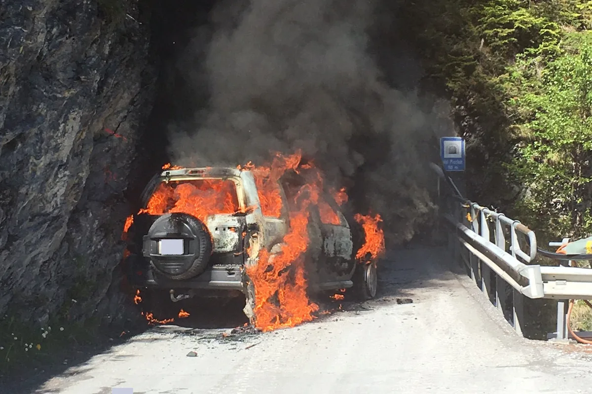 Totalschaden nach Fahrzeugbrand bei Martina GR