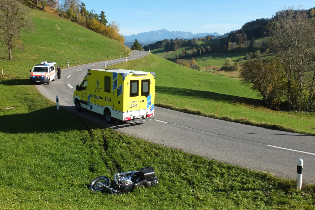 Gähwil SG - Motorradlenker verletzt sich bei Unfall unbestimmt