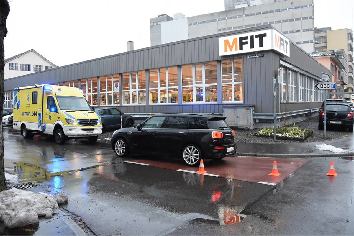 Gossau SG - Auto kollidiert mit Fussgängerin