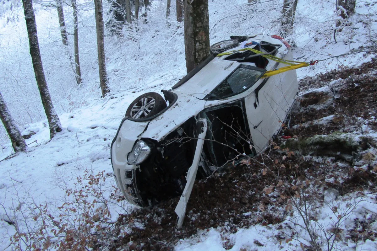 Bei Mollis mit Auto Abhang hinuntergerutscht und überschlagen