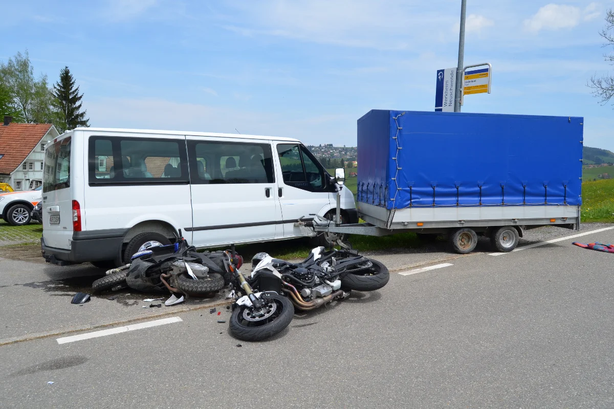 Motorräder kollidieren in Trogen