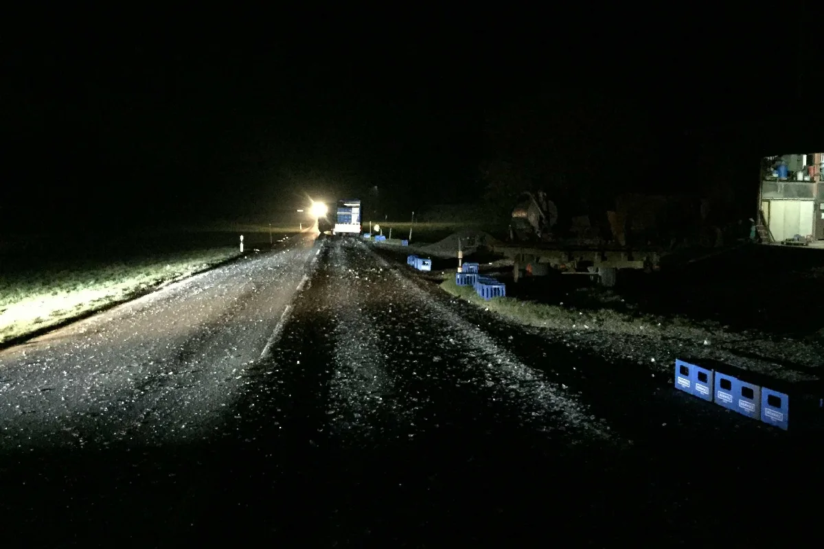 Villarimboud FR - 1'000 Glasflaschen auf Strasse verteilt 