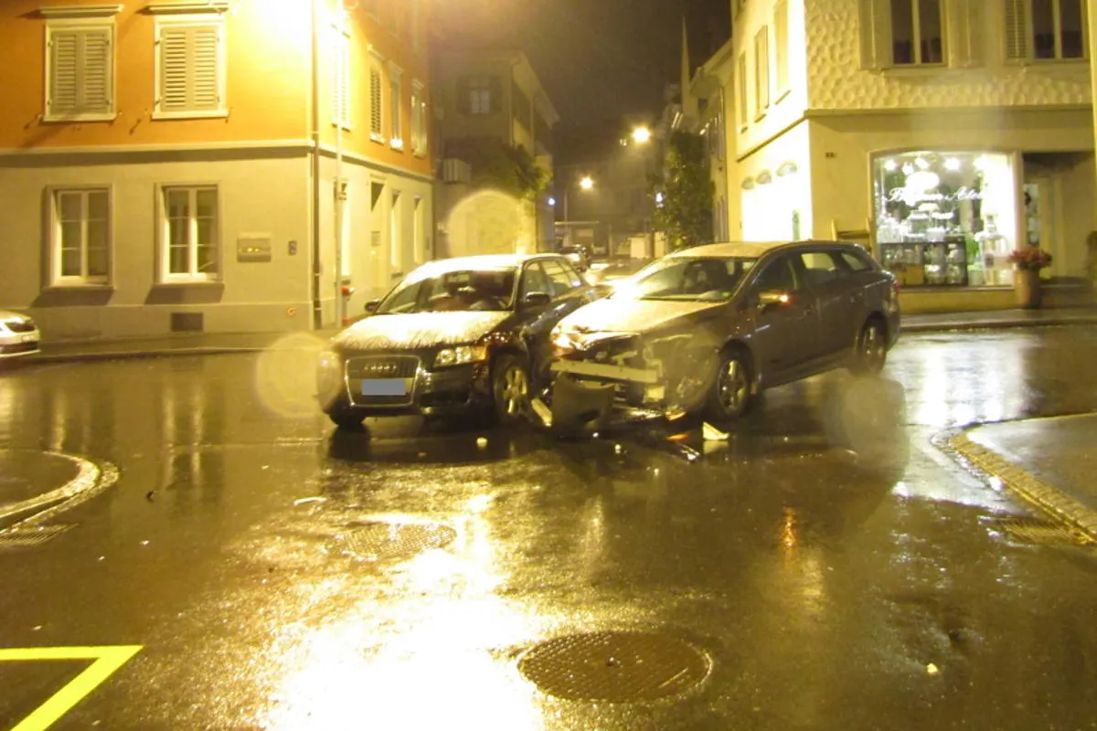Glarus GL - Verkehrsunfall zwischen zwei Personenwagen