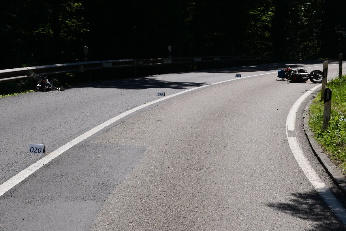 Motorradfahrer fliegt in Horgen über die Leitplanke - schwer verletzt