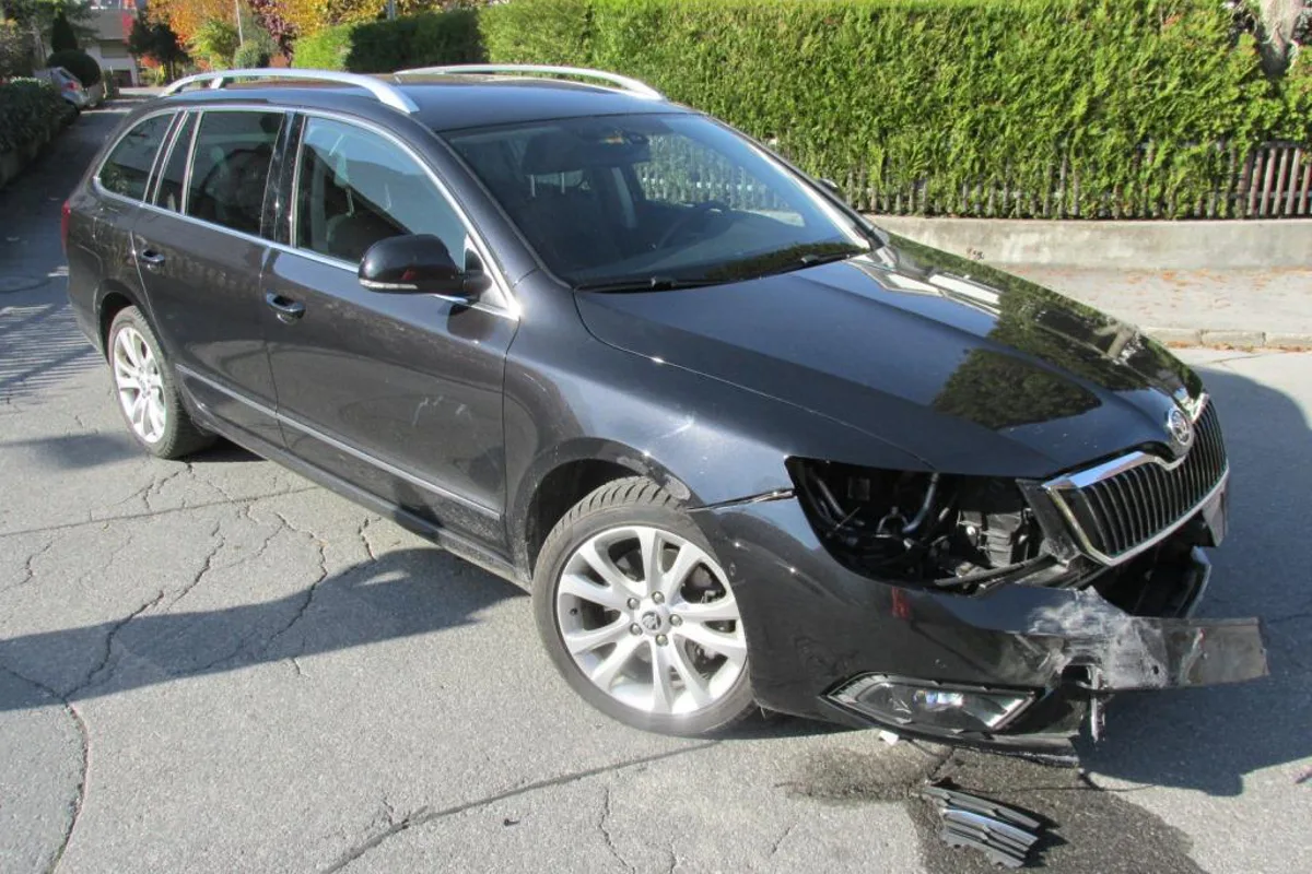 Kollision zwischen Auto und Lieferwagen in Mollis