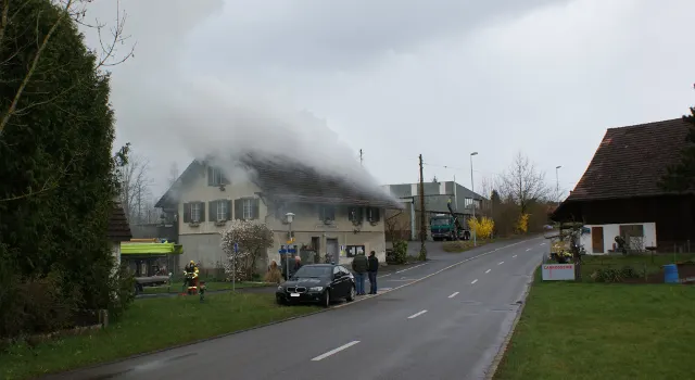 Dachgeschoss in Knonau ausgebrannt