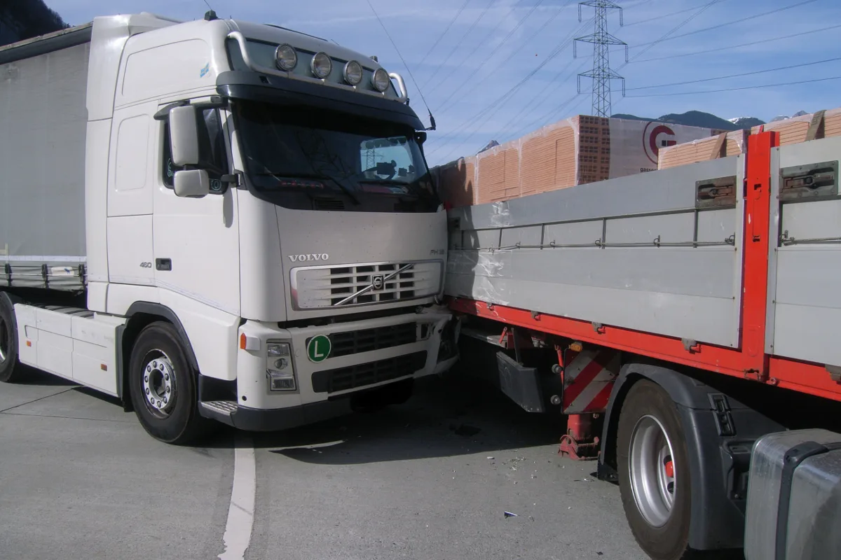 Sattelmotorfahrzeug-Kollision in Erstfeld