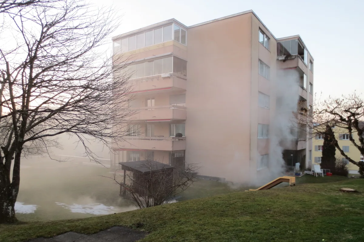 Brand in Mehrfamilienhaus in Wald