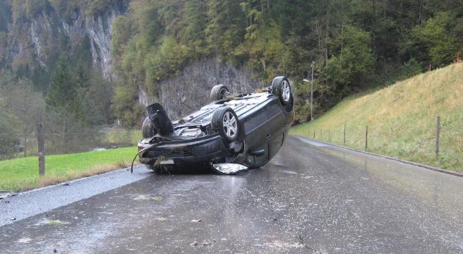 Bei Selbstunfall in Linthal auf dem Dach gelandet