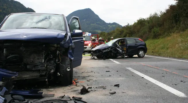 Schwerer Crash bei Grüsch! Mehrere Verletzte - Zwei Personen in Auto eingeklemmt
