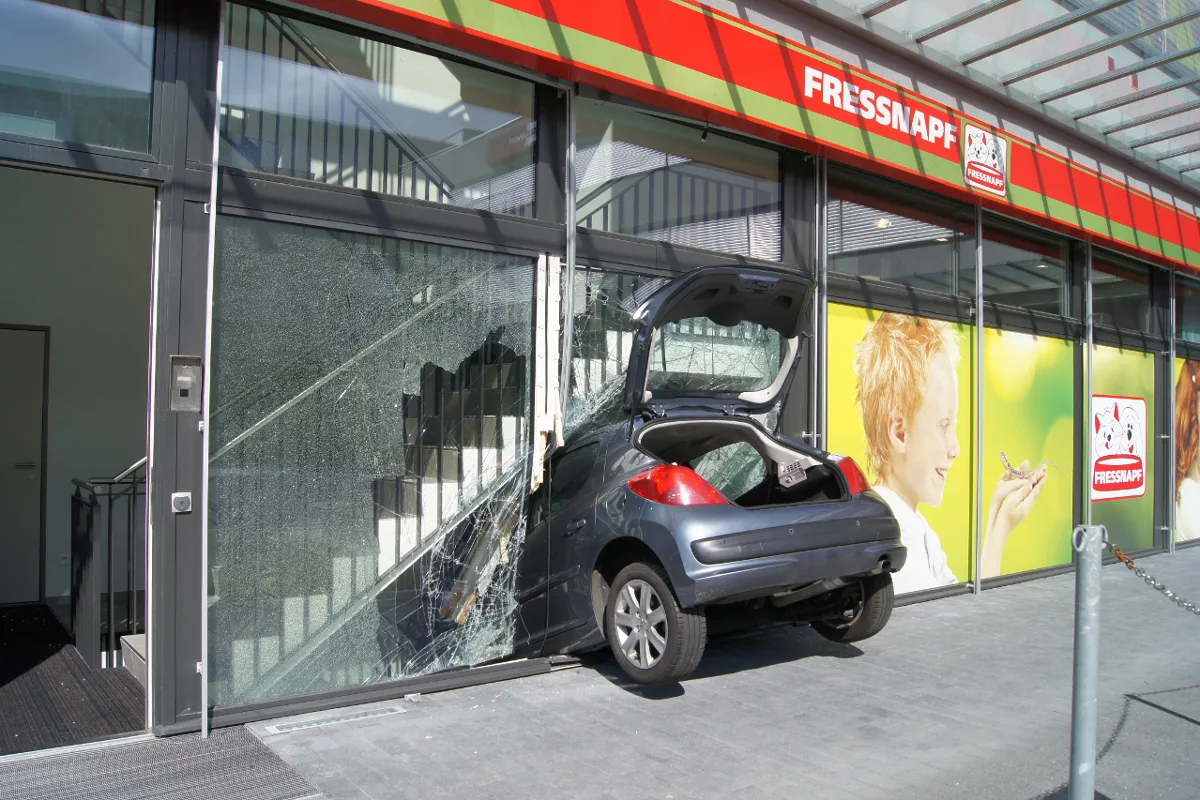 Cham ZG: Mit dem Auto im Treppenhaus gelandet