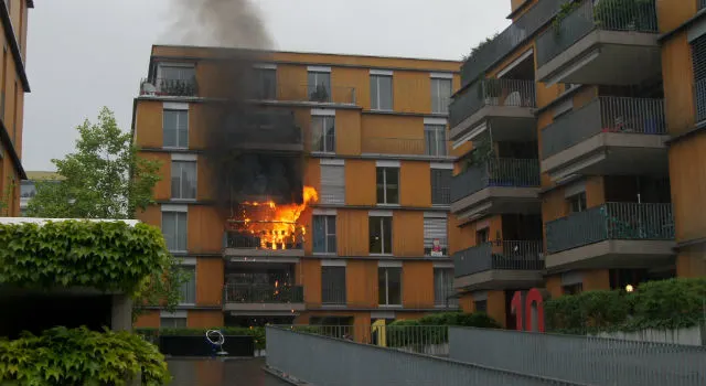 Zug: Balkon in Flammen