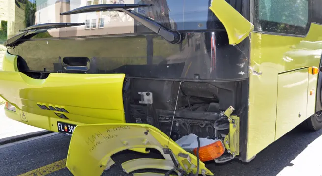 Bus kollidiert in Eschen mit Anhänger 