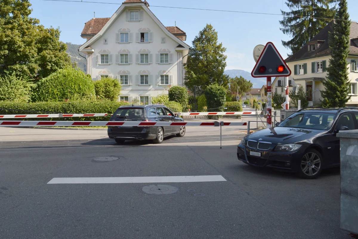 Mit Auto in missliche Lage auf dem Bahngleis in Stans NW geraten