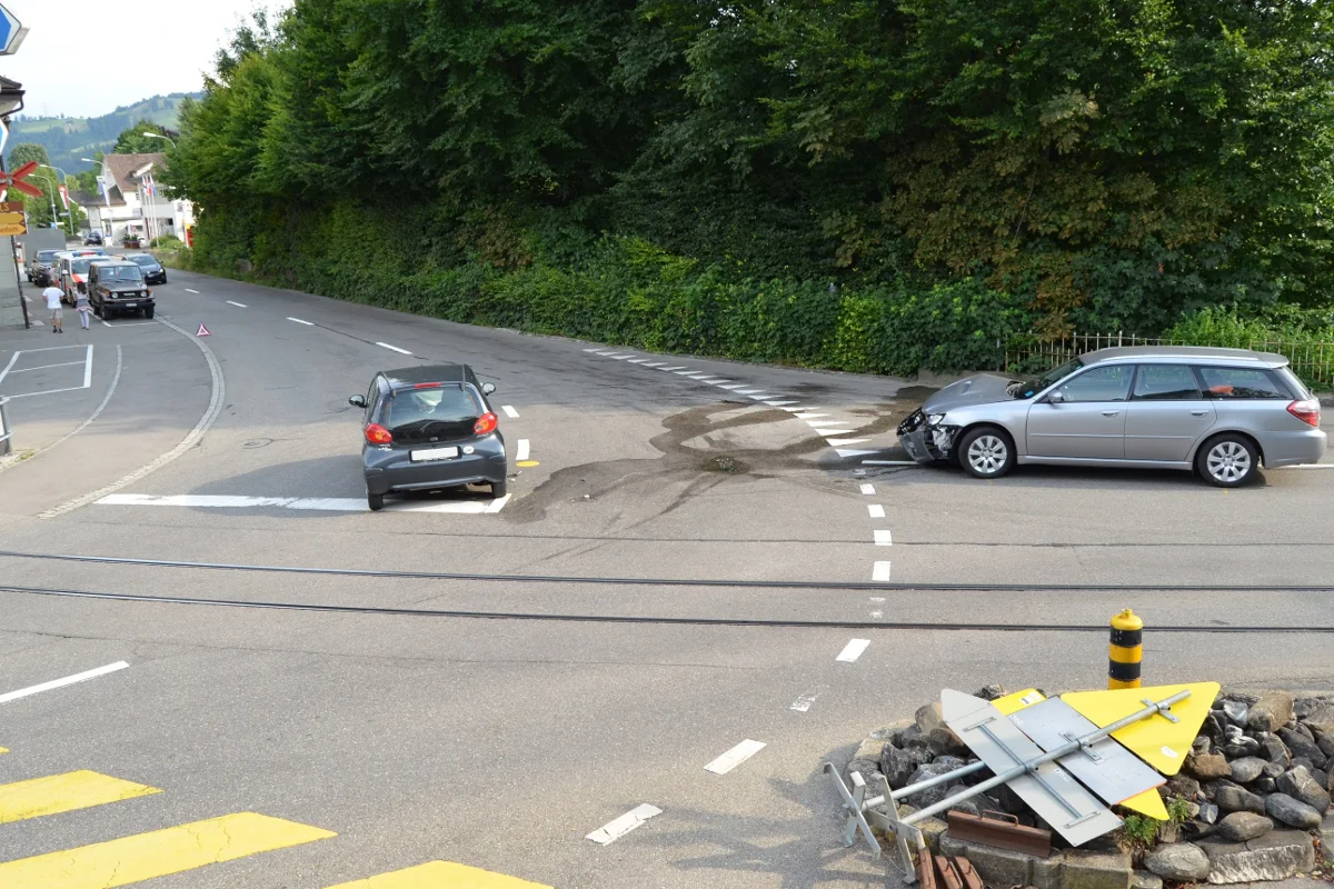 Kollision zwischen zwei Personenwagen in Teufen