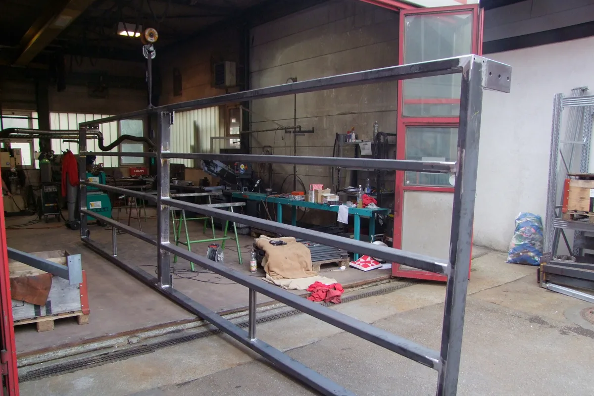 Metallbauer in Schiers von Eisenträger eingeklemmt 
