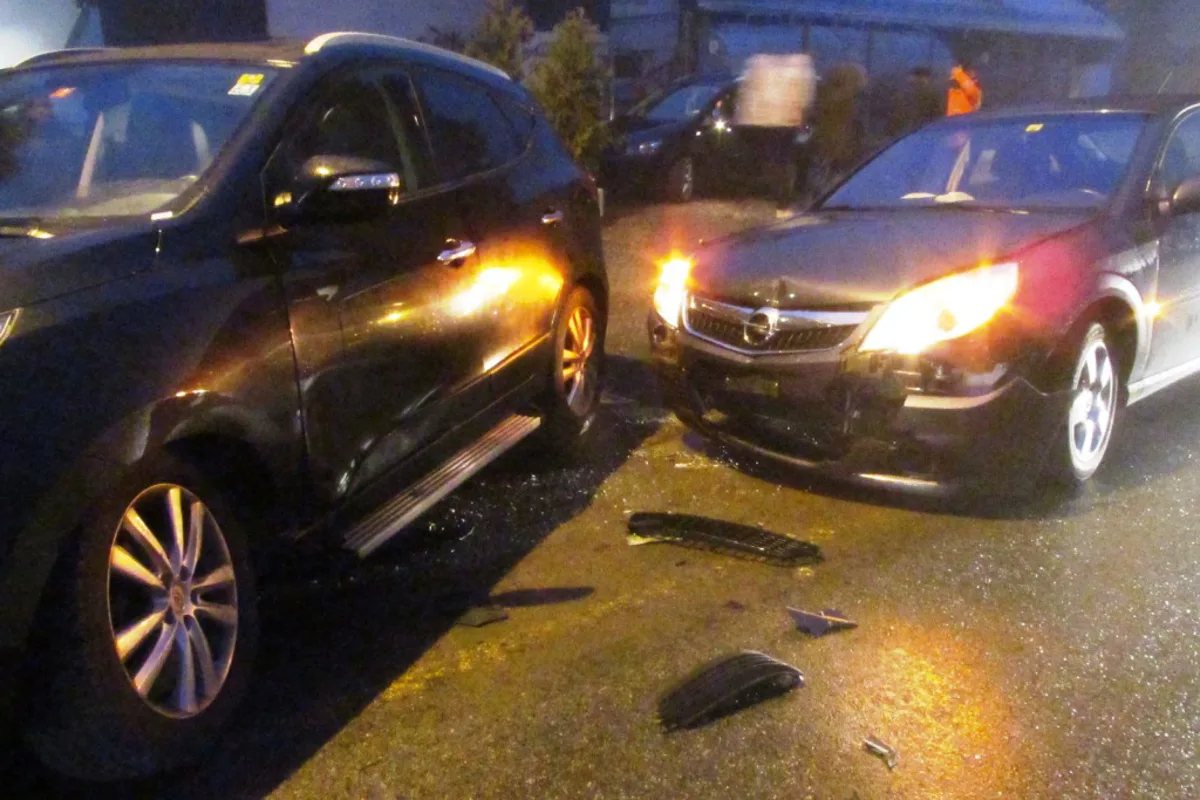 Bilten: In stehendes Auto geprallt
