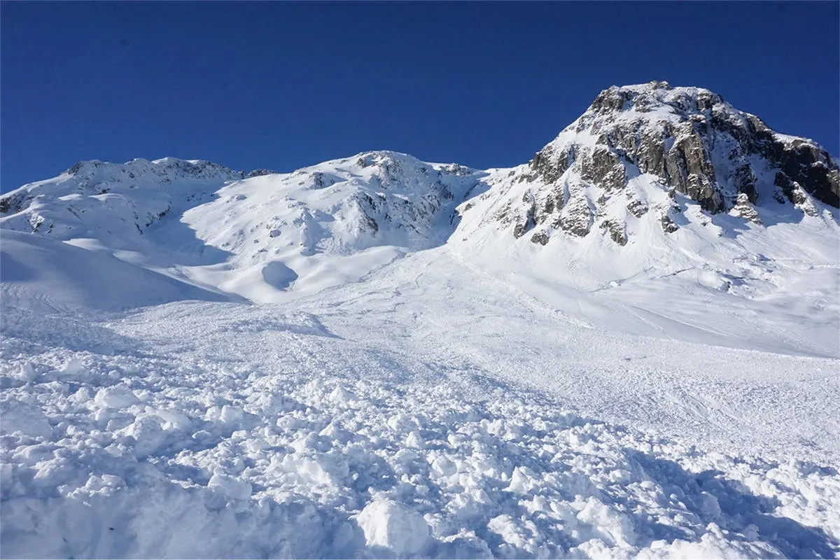 Tujetsch GR - Verschüttete Schneeschuhwanderin verstorben