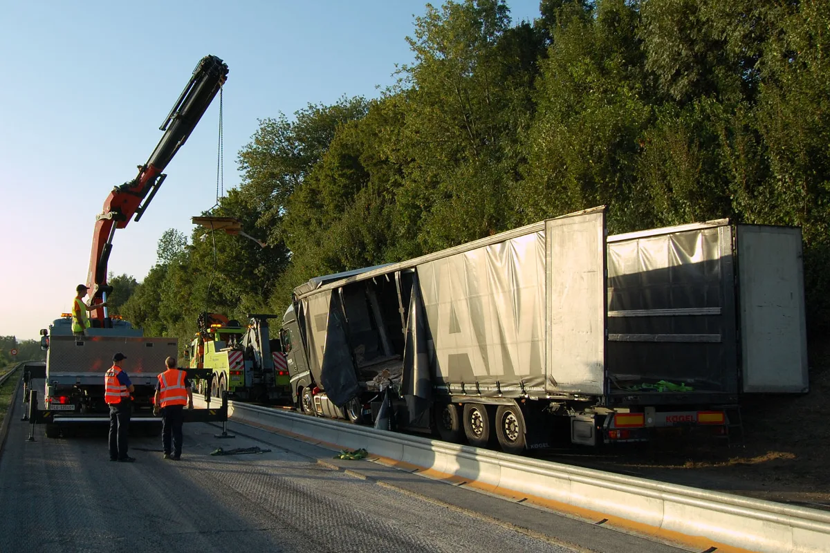 Eich: Rund 10 km Rückstau nach Selbstunfall auf der A2