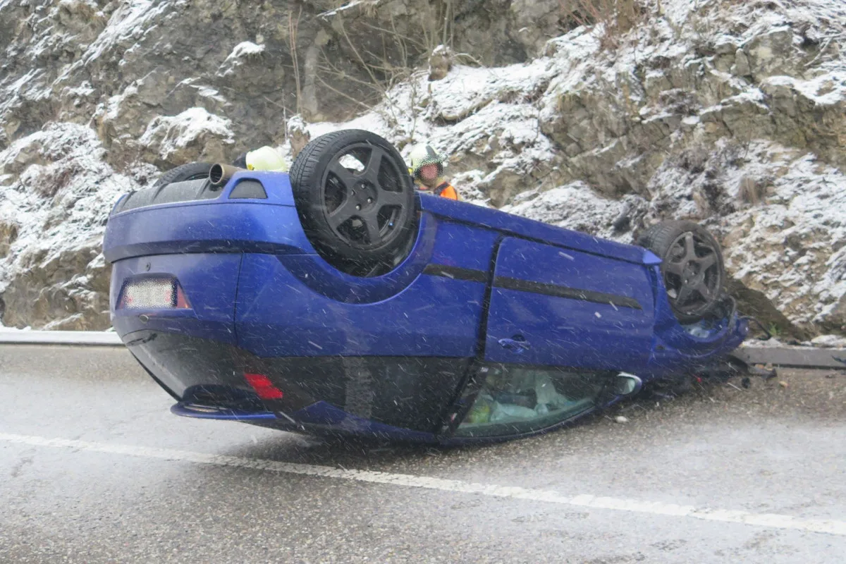 Bei Alleincrash in Langenbruck auf Dach gelandet