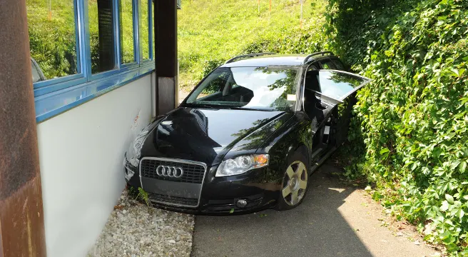 Frau verletzt sich bei Selbstunfall in Bachenbülach