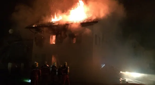 Brand eines unbewohnten Hauses in Bauma