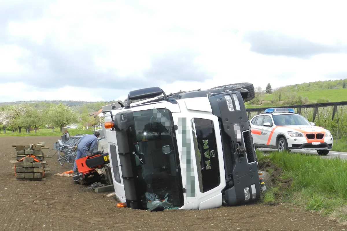 Lastwagen in Hüttwilen gekippt - niemand verletzt